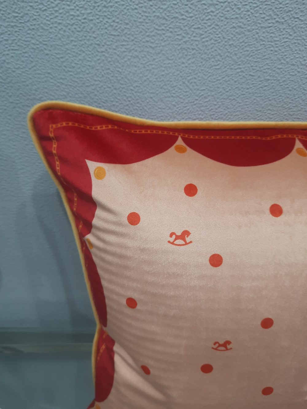 Подушка бархатная с красной лошадкой