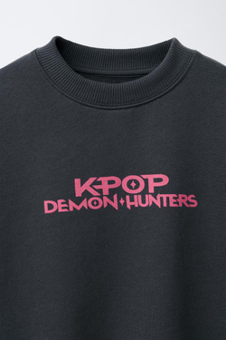 ZARA ТОЛСТОВКА С ПРИНТОМ KPOP DEMON HUNTERS™ NETFLIX ©, АНТРАЦИТОВО-СЕРЫЙ