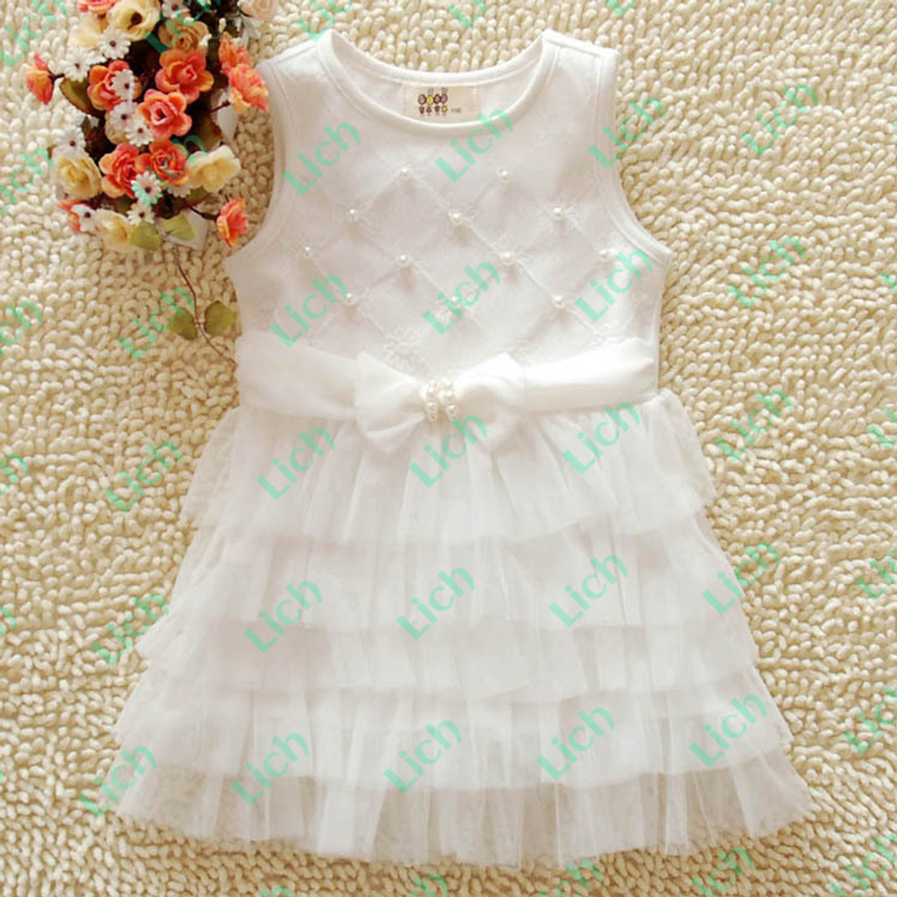 Платье однотонное пышное с отделкой бусинами и бантом