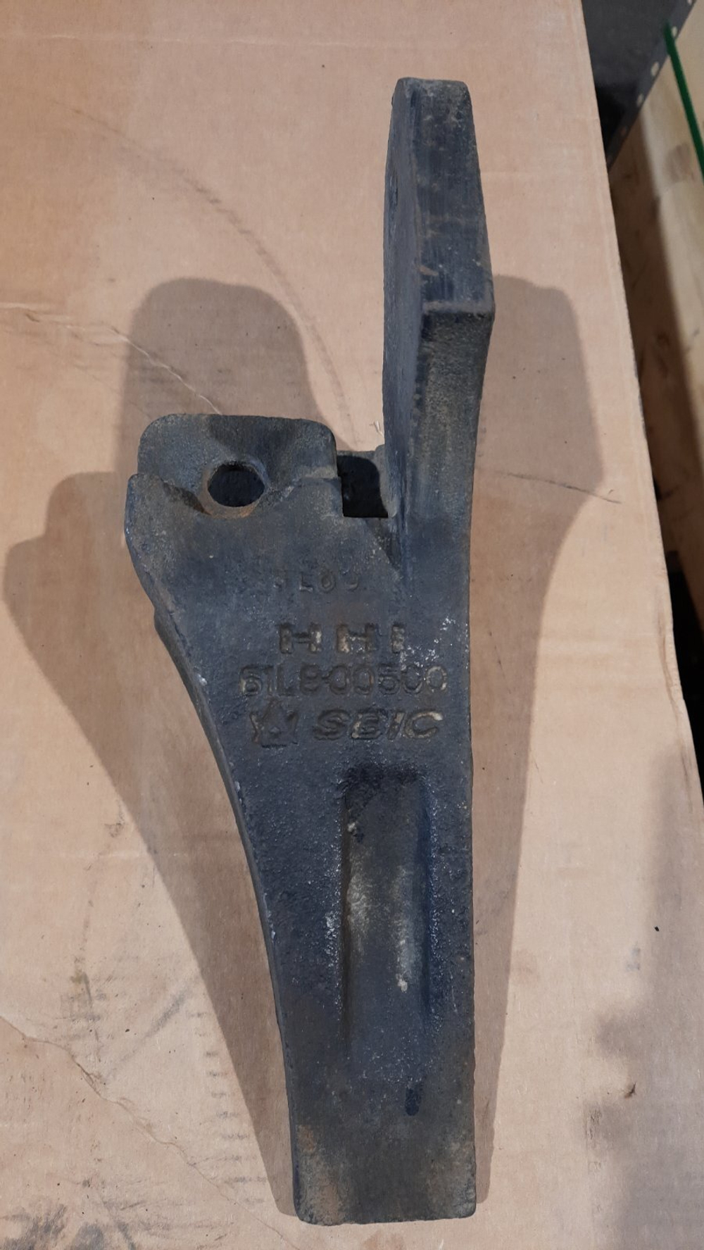 Зуб болтовой 61L8-00500 боковой левый