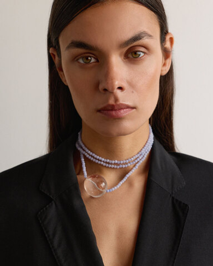 Нить из сапфирина с акцентной бусиной из горного хрусталя