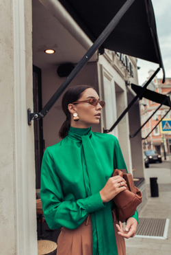 Блуза с галстуком зеленая