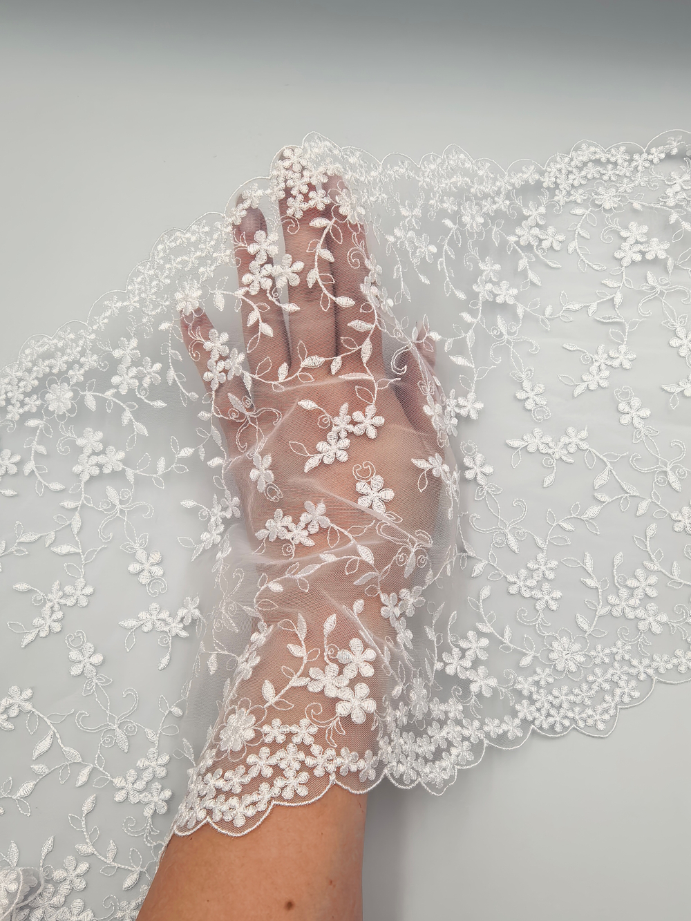 Вышивка на сетке белоснежная К825 (25 см)