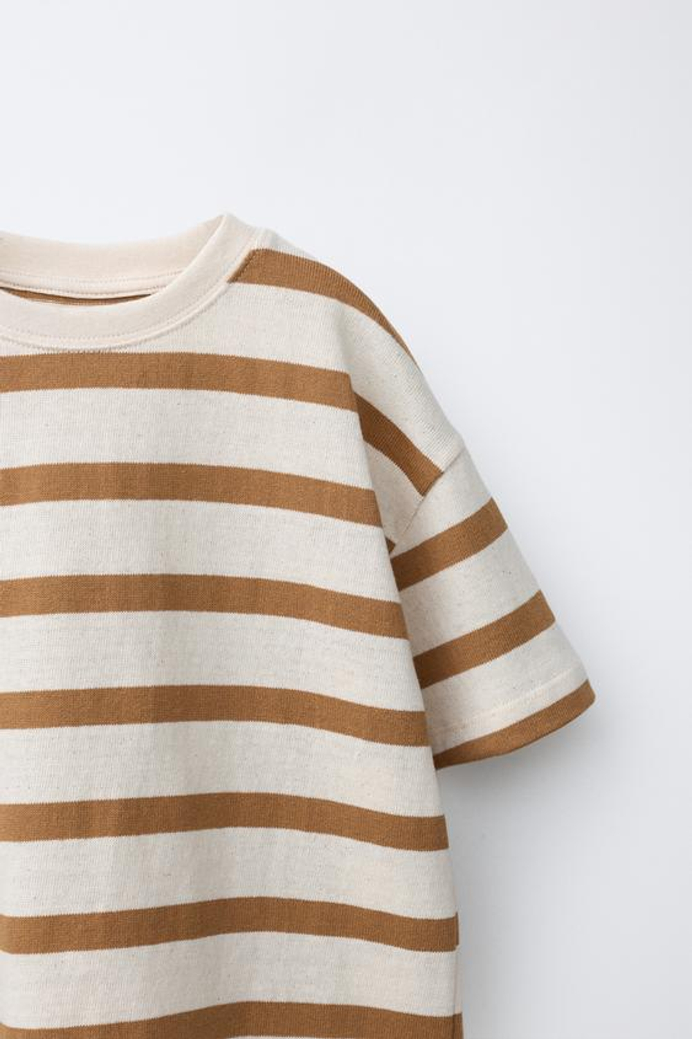 ZARA КОМПЛЕКТ ФУТБОЛКА И БЕРМУДЫ В ПОЛОСКУ, БЕЛЫЙ/КОРИЧНЕВЫЙ