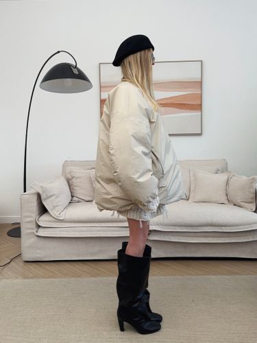 Молочный пуховик с шарфом