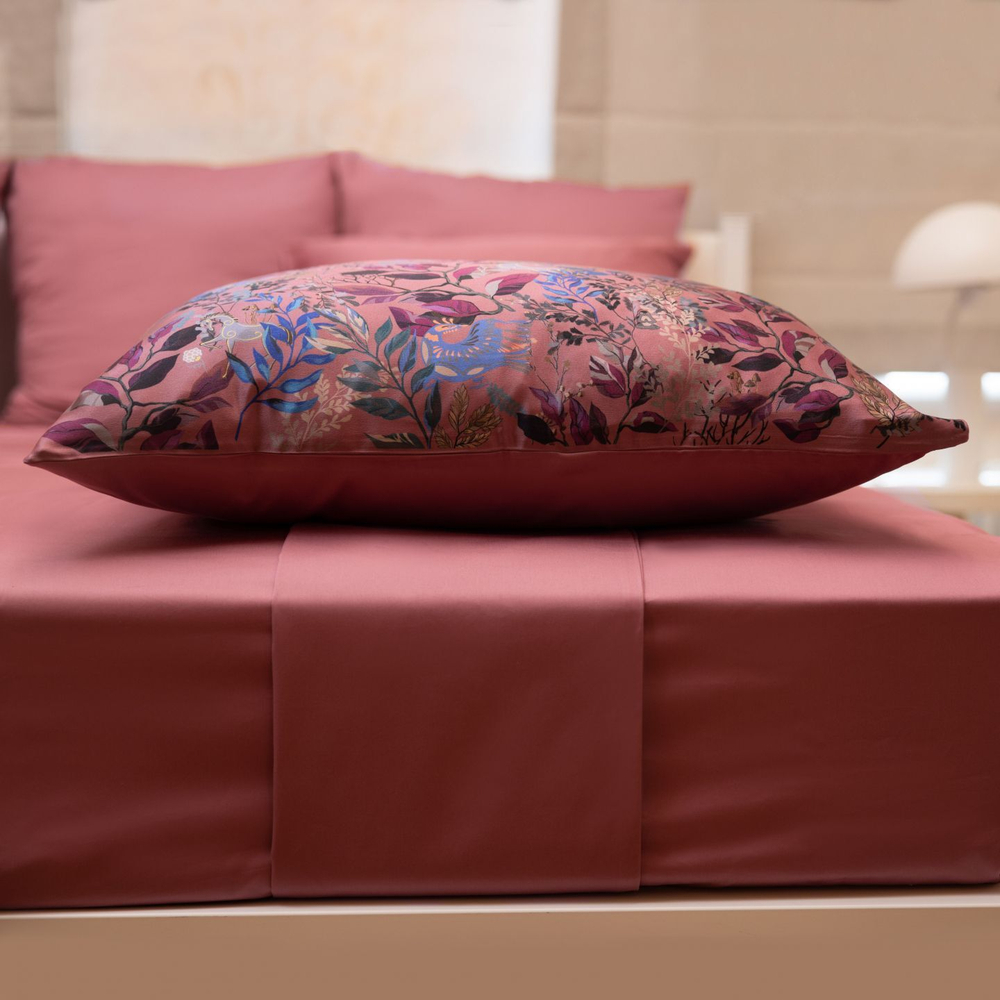 Наволочка 50x70 Mollen Таинственный лес вишнёво-ягодная шелковая