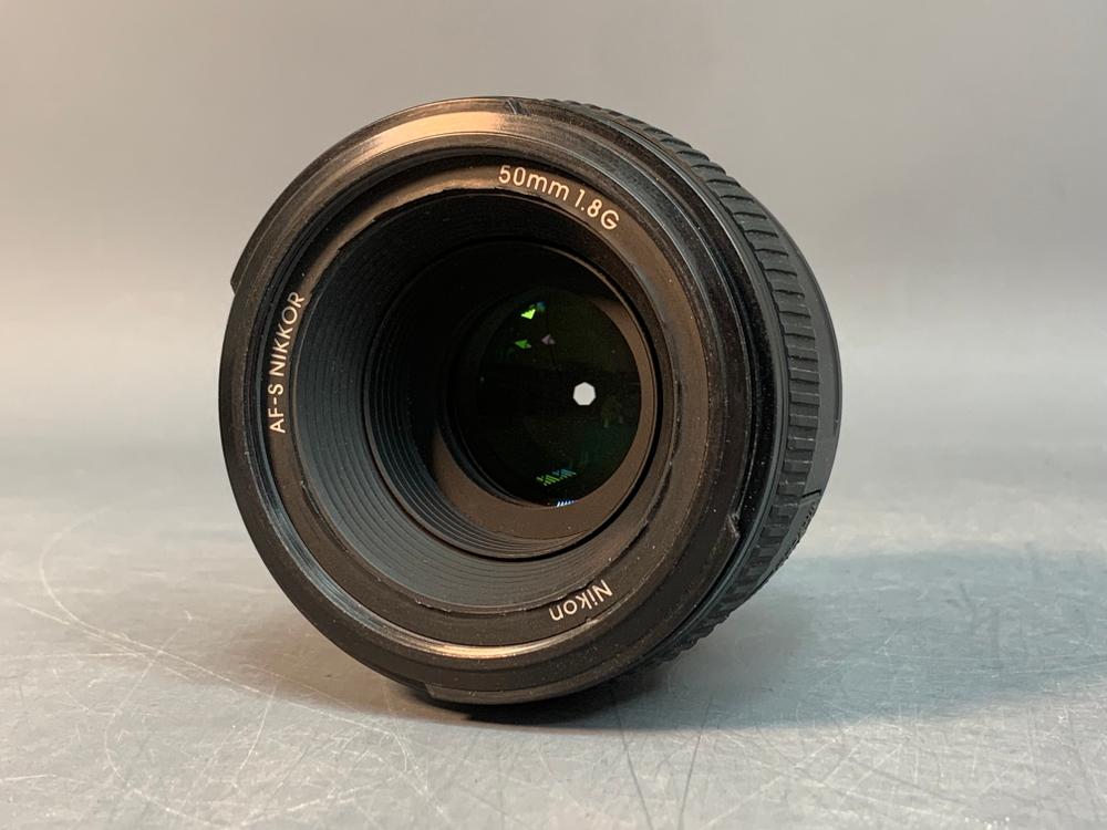Nikon 50mm f/1,8G AF-S Nikkor, резинка на корпусе отклеивается