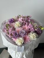 Букет из хризантемы, диантусов, маттиолы и лизиантуса