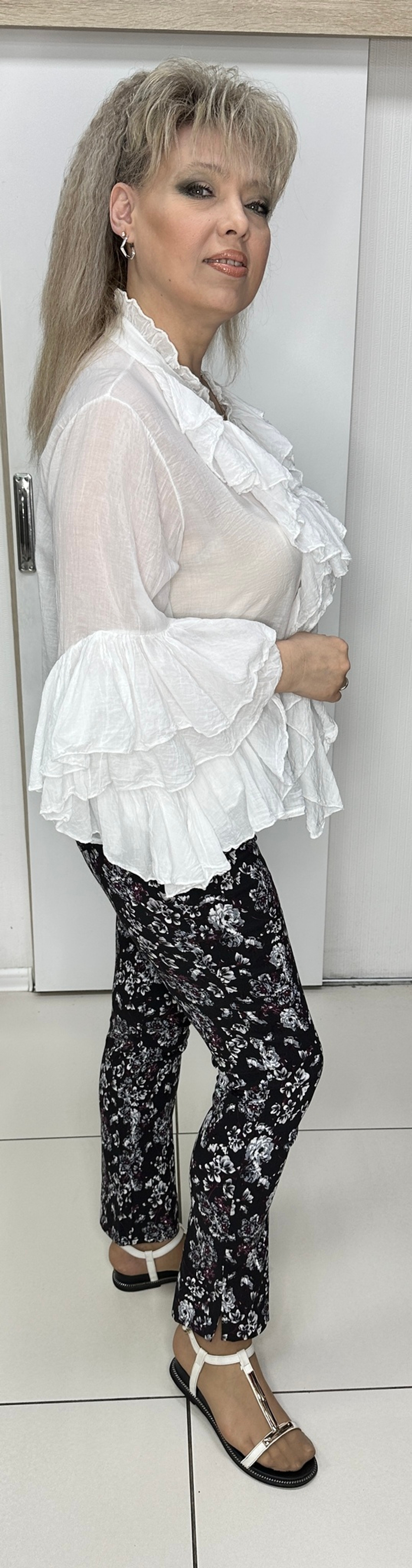 Белая рубашка-марлевка с красивой рюшей и жабо