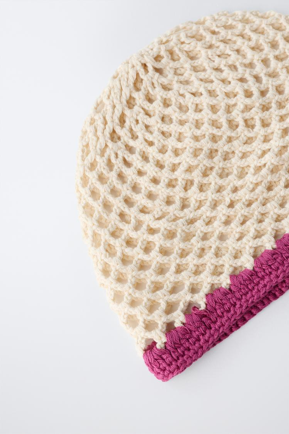 ZARA ШАПКА ИЗ ТРИКОТАЖА С КОНТРАСТНЫМ КРАЕМ, ЭКРЮ