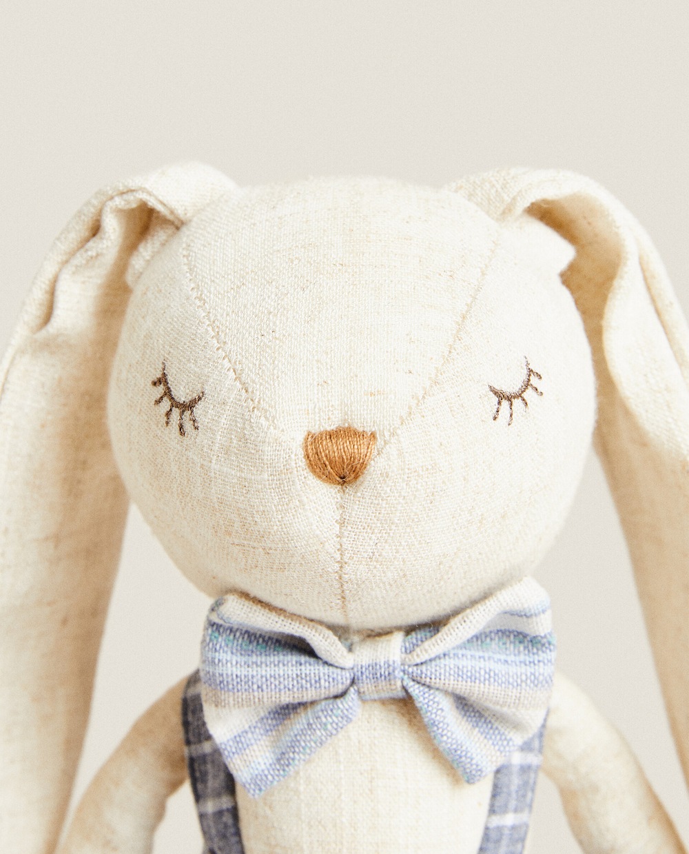 ZARA HOME МЯГКАЯ ИГРУШКА КРОЛИК В КЛЕТЧАТОМ КОМБИНЕЗОНЕ