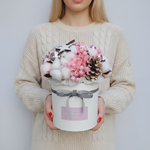 Новогодняя композиция из хлопка, шишек, сухоцветов и ёлочных украшений