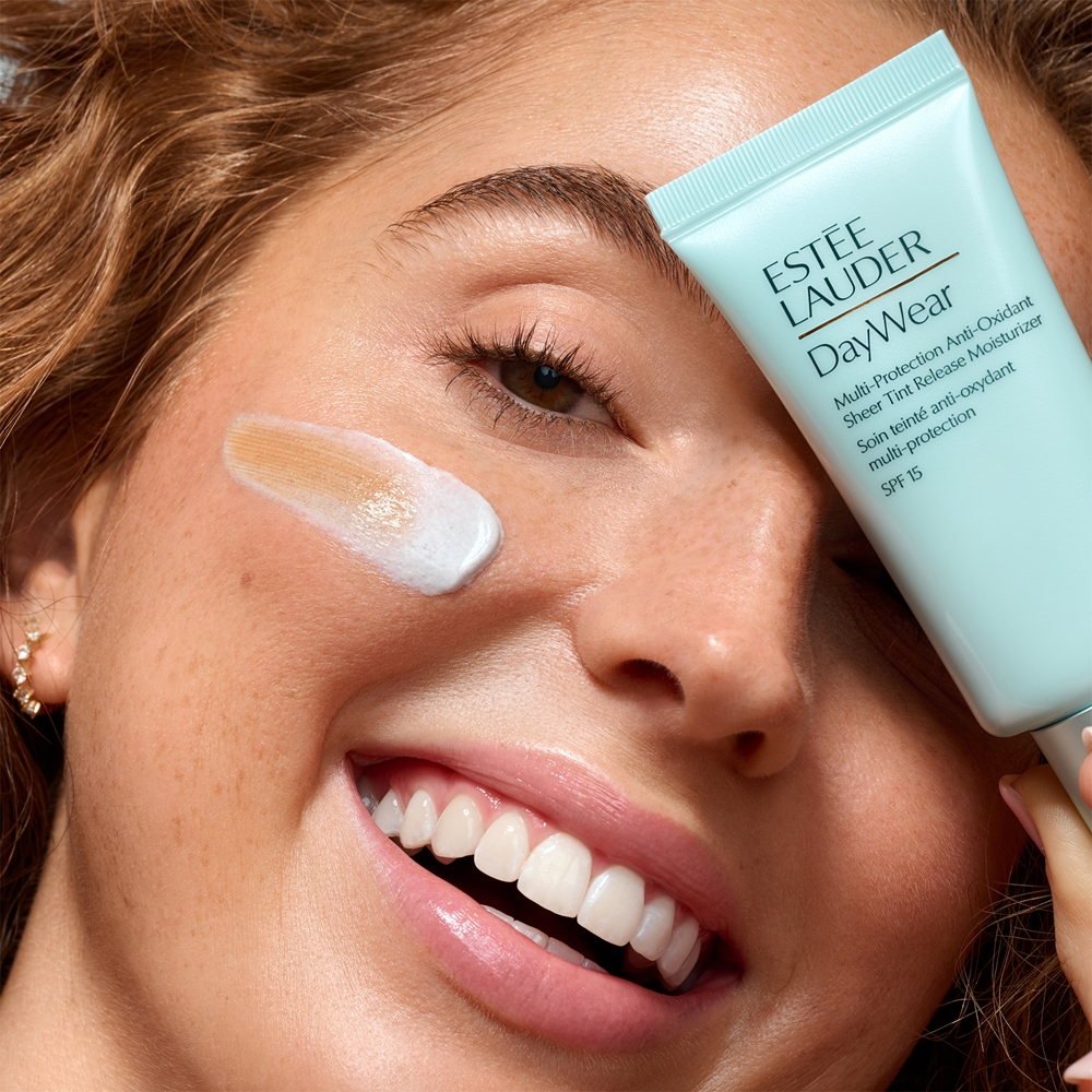 Estee Lauder DayWear Multi-Protection Anti-Oxidant Sheer Tint Release Moisturizer SPF 15 - Тонирующий крем для лица, увлажняющий, для всех типов кожи SPF 15, 50 ml