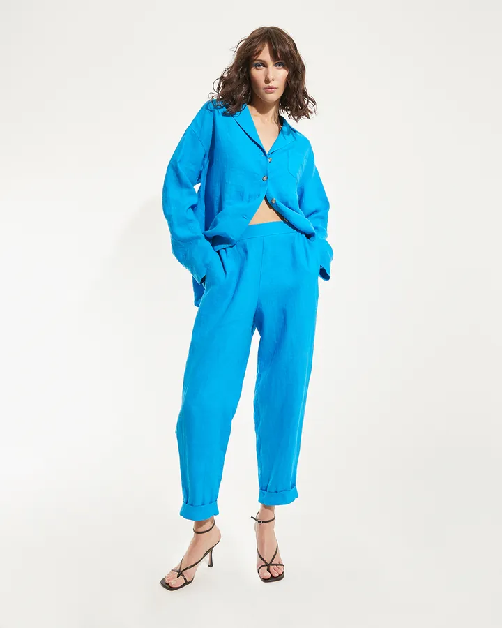 Комплект: блуза с брюками на манжете синего цвета