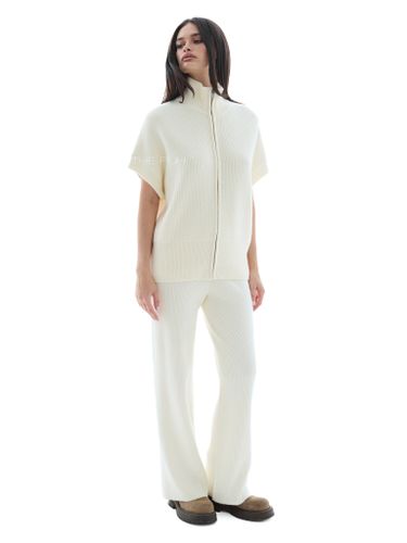 Молочный трикотажный костюм с жилетом