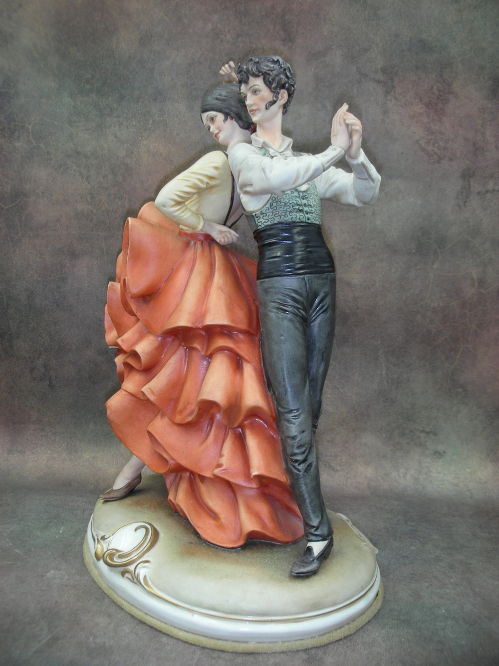 Статуэтка. Фарфор. В ритме Кармен. Capodimonte. Италия