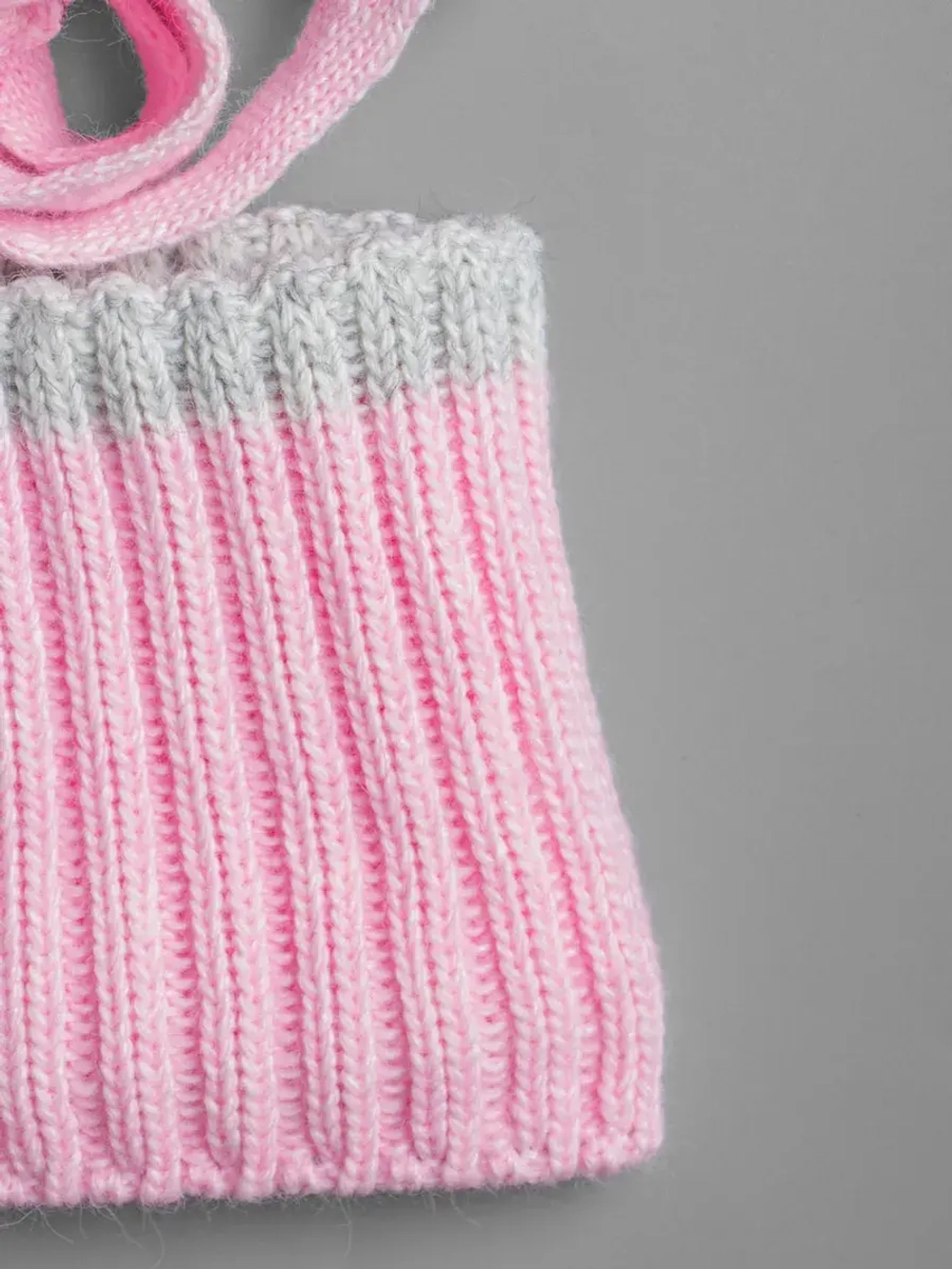 Шапка зимняя для девочки со снудом и помпонами