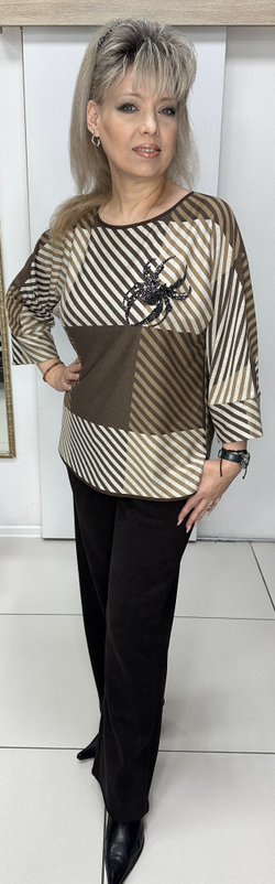 Блузон с оригинальным изображением и стразовым крабом