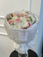 Букет из хризантемы, кустовой пионовидной розы и ромашки