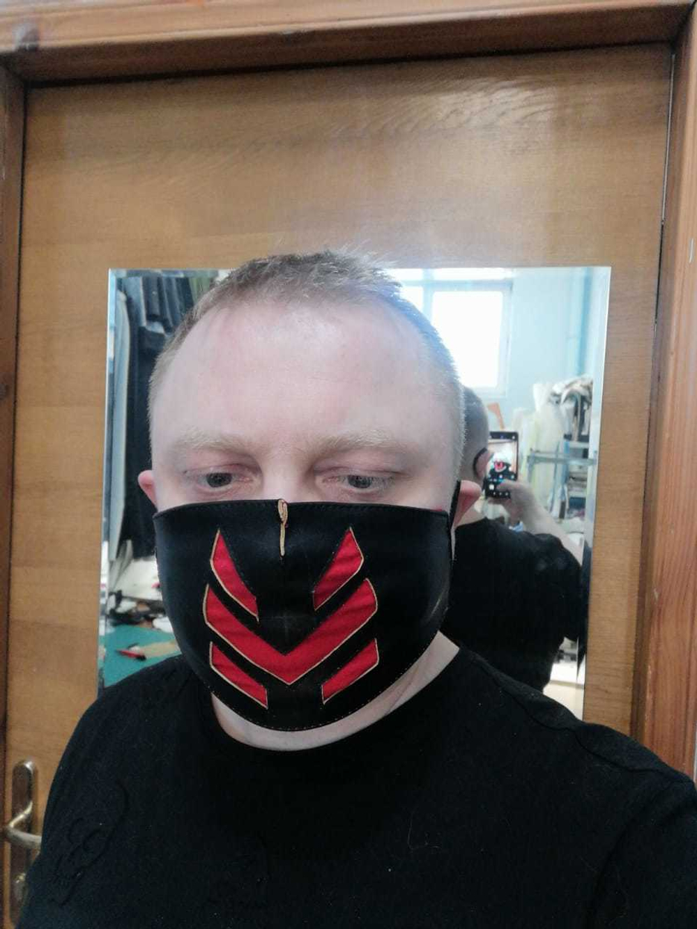 Стильная многоразовая медицинская маска из натуральной кожи со сменным фильтрующим элементом "Чёрная с красным"