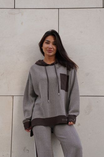 Коричневый трикотажный костюм в полоску