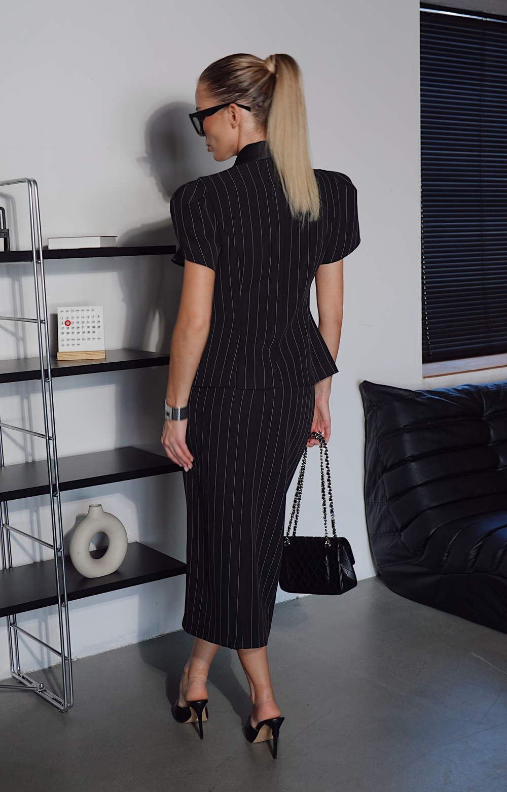 Костюм с приталенным жакетом и атласны воротником