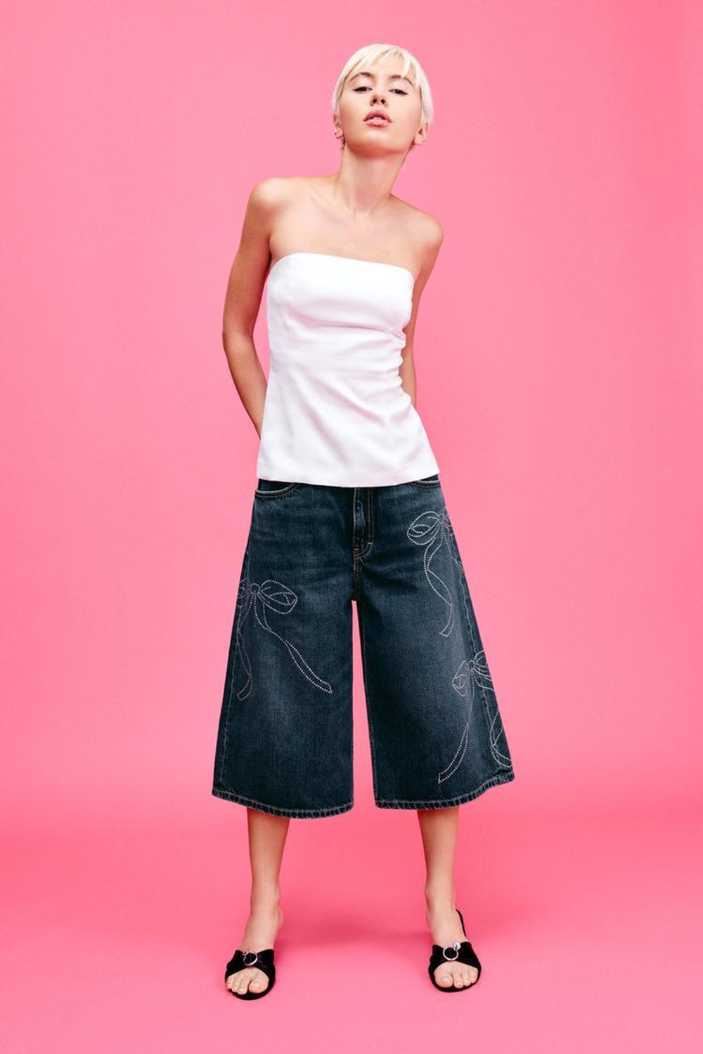 ZARA АТЛАСНЫЙ ТОП С ОТКРЫТЫМИ ПЛЕЧАМИ, БЕЛЫЙ