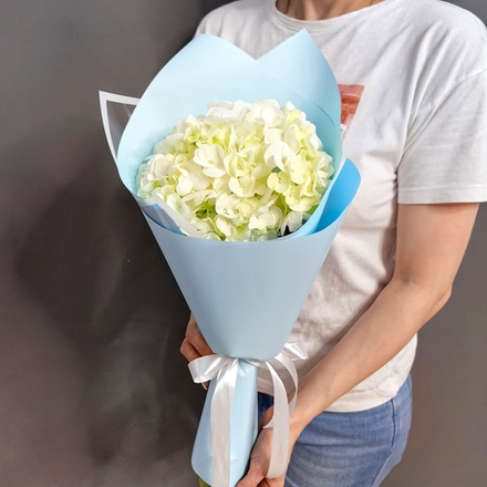 Букет с белой гортензией