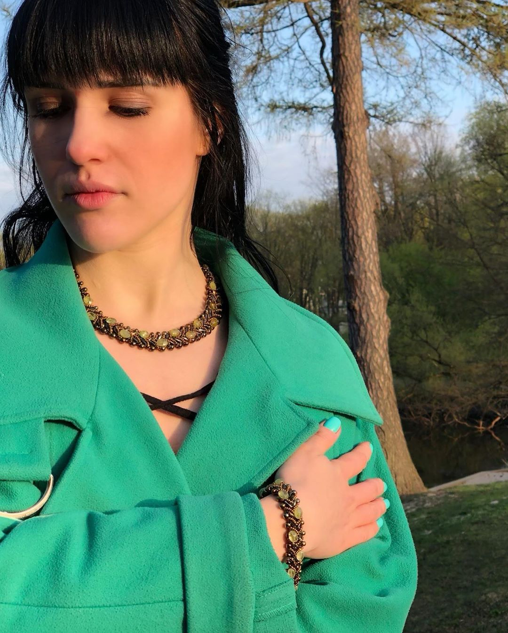 Колье из бисера "Змейка" ручной работы с камнем Гранат (гроссуляр)