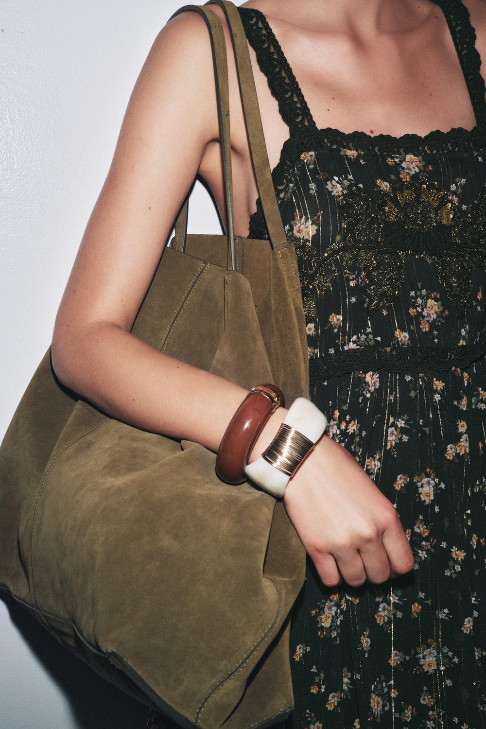 ZARA НАБОР ИЗ 2 ЖЕСТКИХ БРАСЛЕТОВ ИЗ СМОЛЫ, КОРИЧНЕВЫЙ