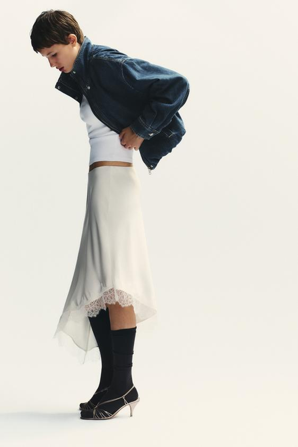 ZARA АТЛАСНАЯ ЮБКА С КРУЖЕВОМ, ЖЕЛТОВАТО-БЕЛЫЙ