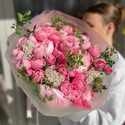 Нежный розовый букет с ранункулюсами и кустовыми пионовидными розами Сильва Пинк. Авторский букет 008 Chalet Green