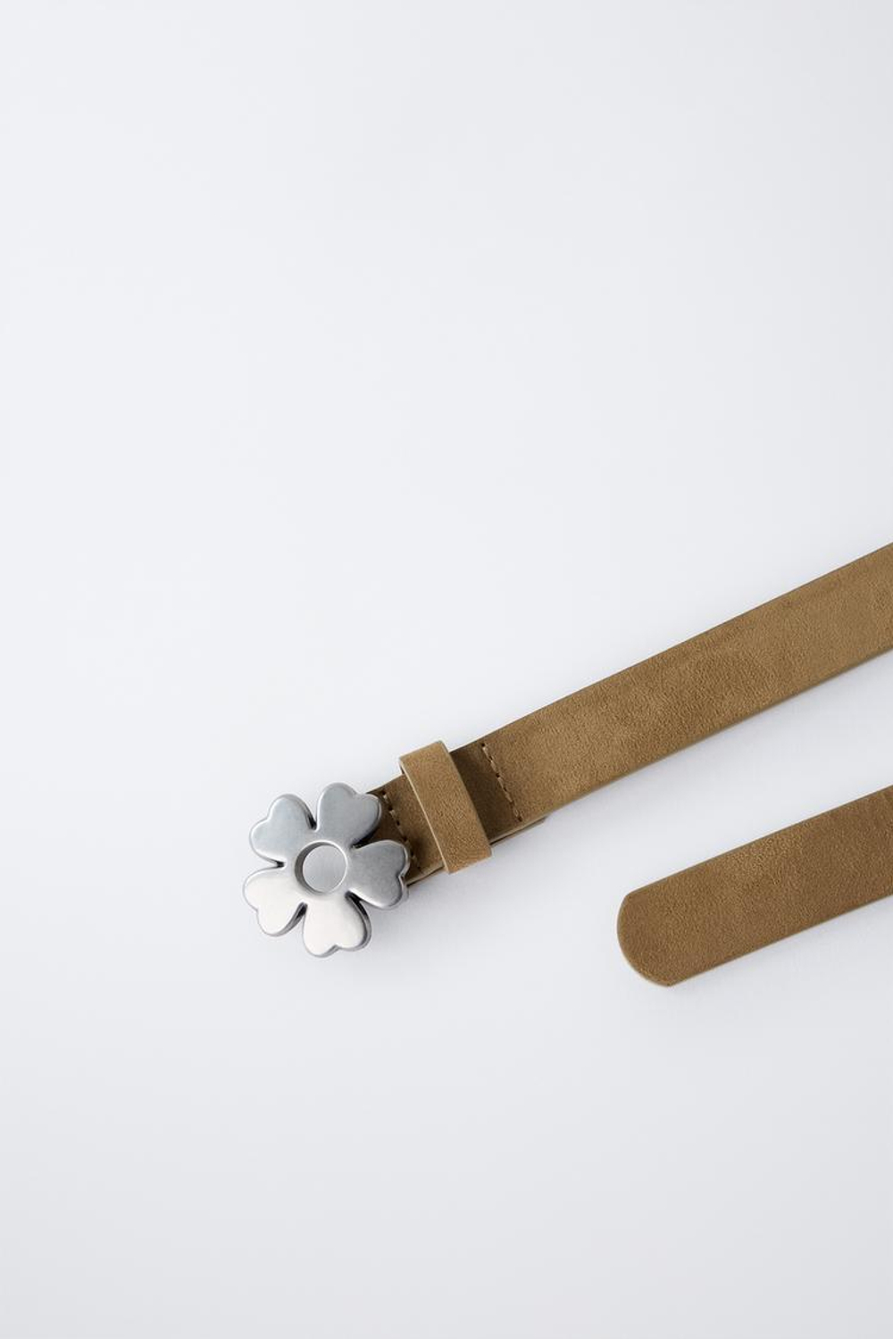 ZARA РЕМЕНЬ ИЗ ИСКУССТВЕННОЙ ЗАМШИ С ПРЯЖКОЙ «ЦВЕТОК», БЕЖЕВЫЙ