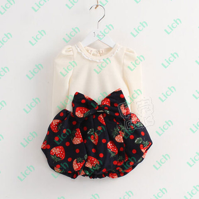 Платье с принтами клубничек на контрастной юбке-баллон