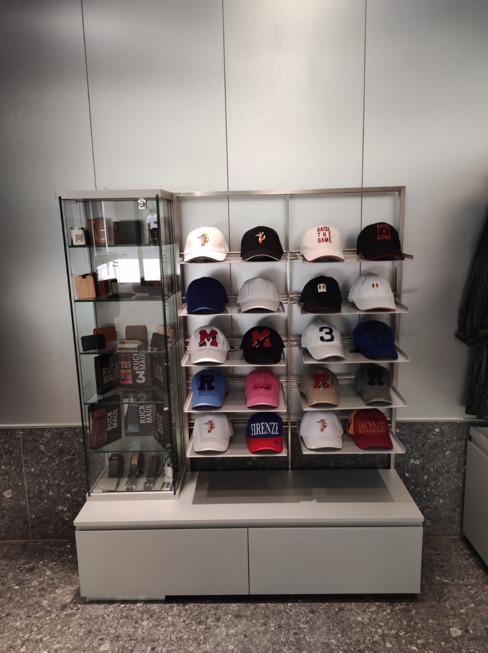 Мебель для общественных зданий — надёжные решения для больших потоков людей