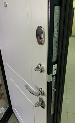 Входная металлическая дверь в квартир Лабиринт Silver (Сильвер) 22 Белый софт