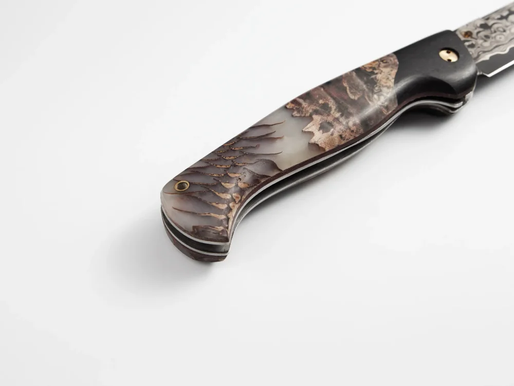 Складной нож "Амур", ламинированная сталь, рукоять черный граб/стабилизированная карельская береза/белый акрил