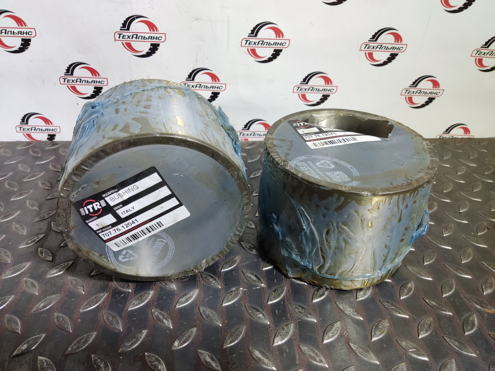 Втулка 707-76-12041