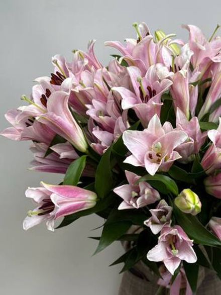 Лилии в плетенной сумочке