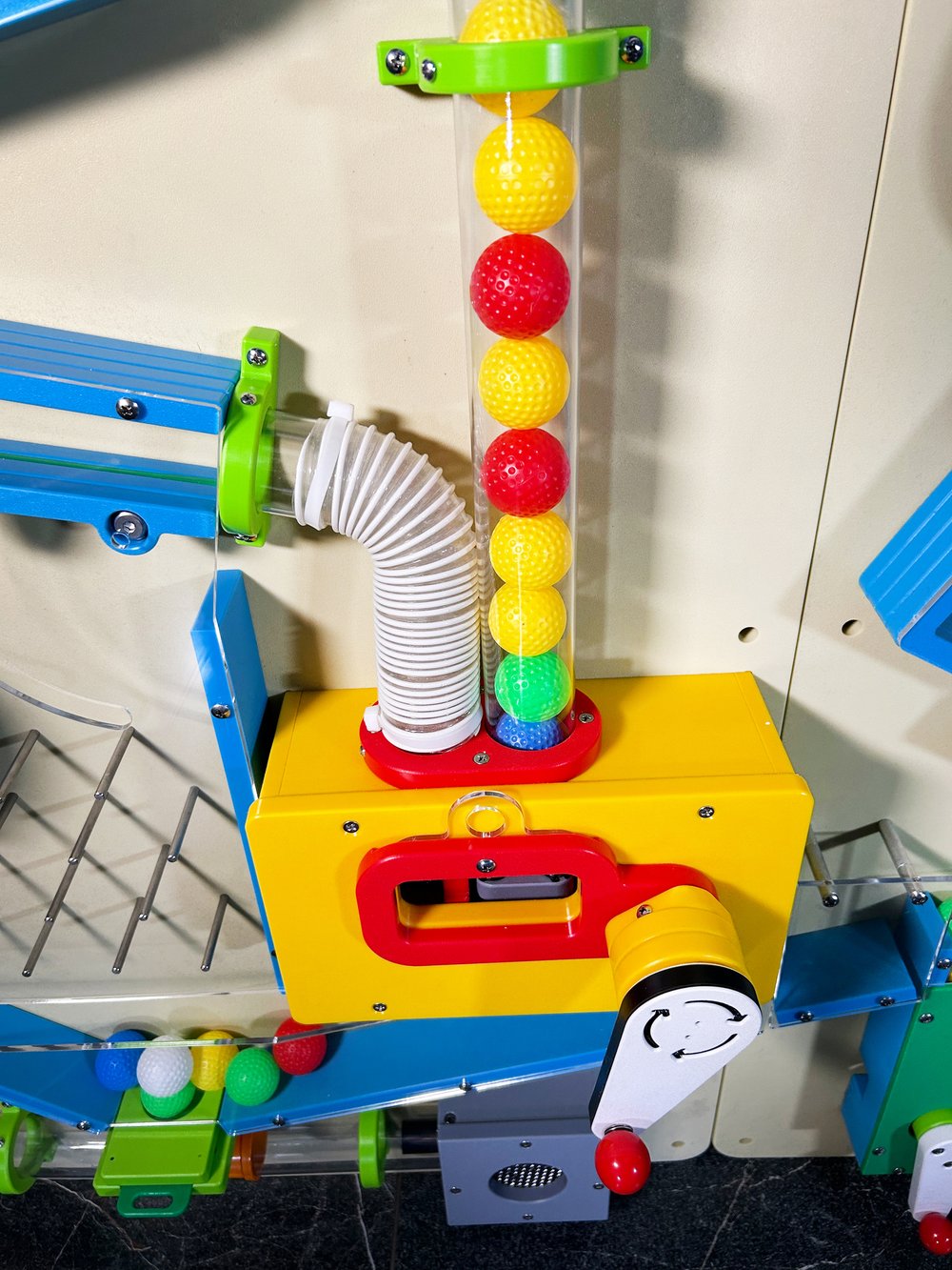 Интерактивная стена с пневмолабиринтом "Воздушные виражи"