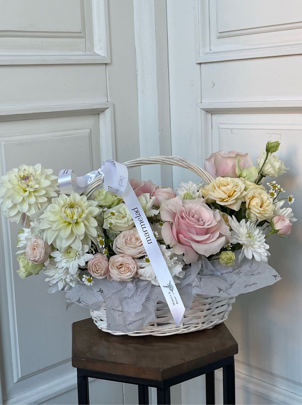 Корзина с нежными сборными цветами