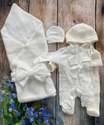 Комплект на выписку 4 предметов  (Одеяло утеплен., бант, комбинезон, нат. слип) (Цвет: Белый)