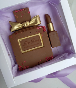 Шоколад ручной работы "Духи и помада"