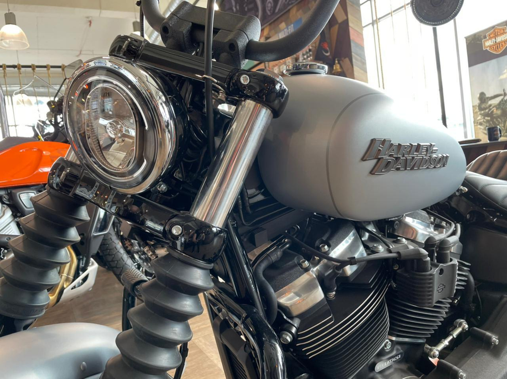 Softail Street Bob 2020 BARRACUDA SILVER DENIM с доп оборудованием