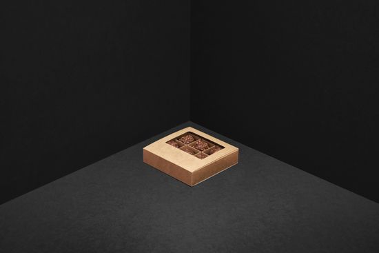 Упаковка с окном для 9 шоколадных конфет