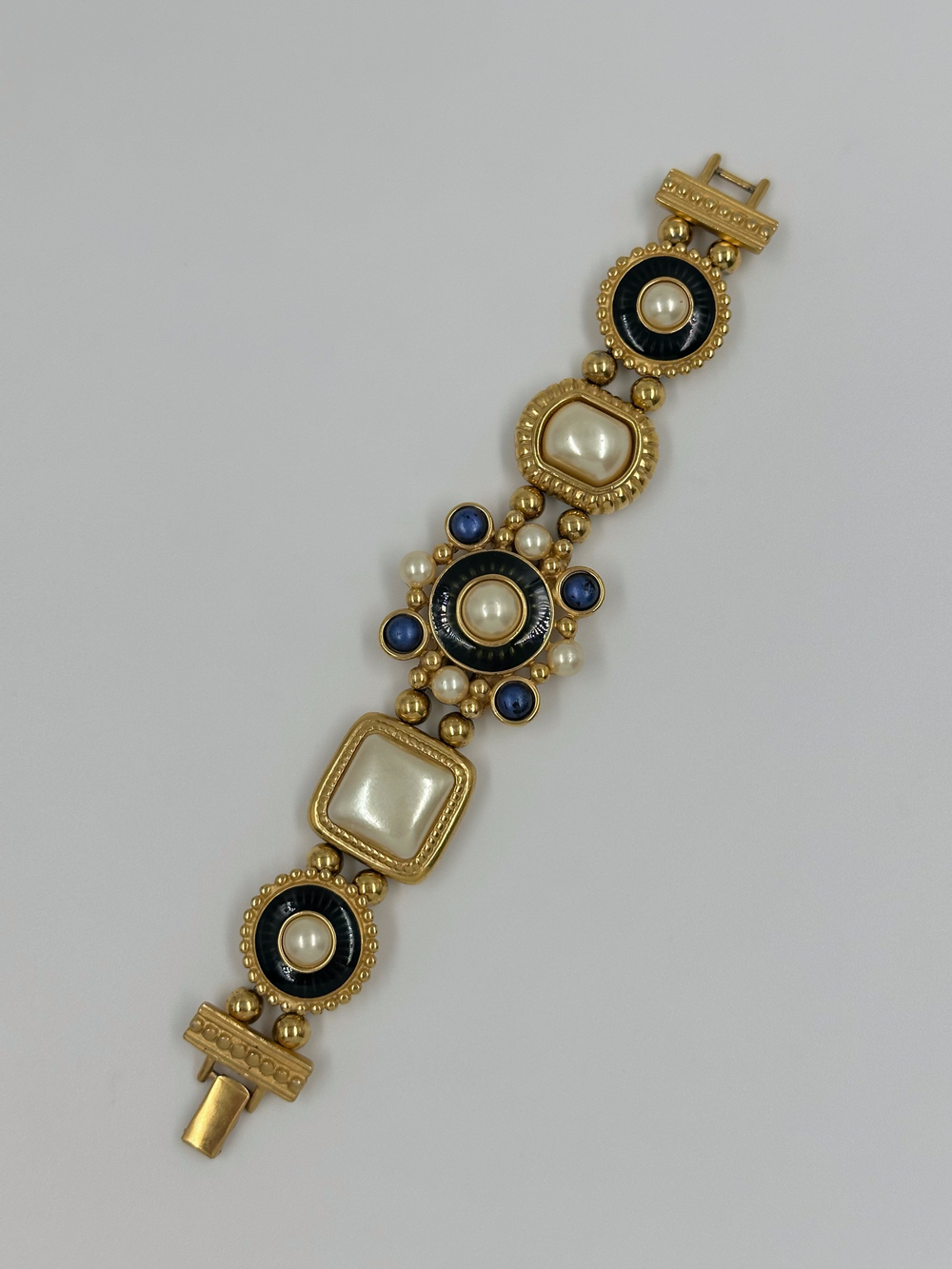 Браслет с эмалью и «жемчугом»