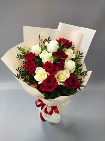 Букет Красные с Белыми Розами