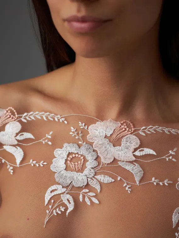 05-127 Вышивка на неэл. сетке 22 см, бежевый/белый/серый (левая)