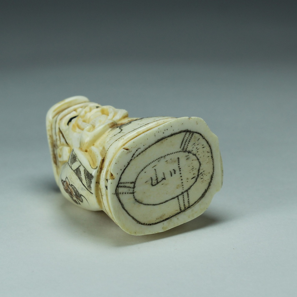 Нэцкэ Дзюродзин с мечом