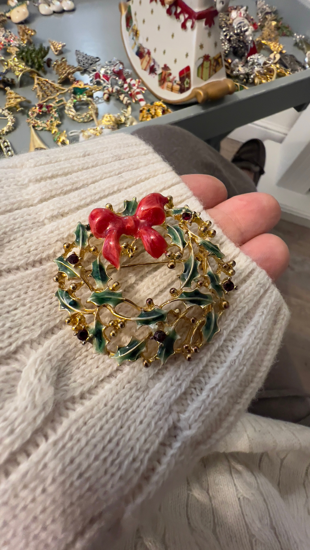 Новогодняя брошь веночек с бантом